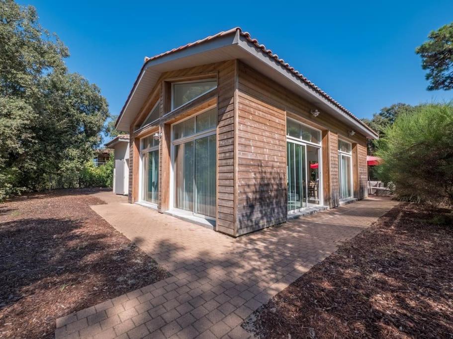 Cette petite maison en briques est dotée d'une grande fenêtre. dans l'établissement Villa Oyana au coeur du Moulleau Pyla sur Mer, à Arcachon