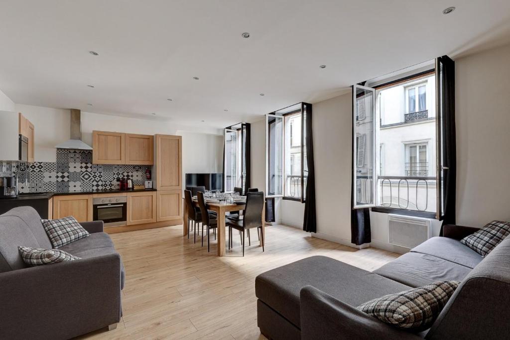 un salon avec un canapé et une table dans l'établissement 126 Suite Abraham - Superbe Appartement à Paris, à Paris