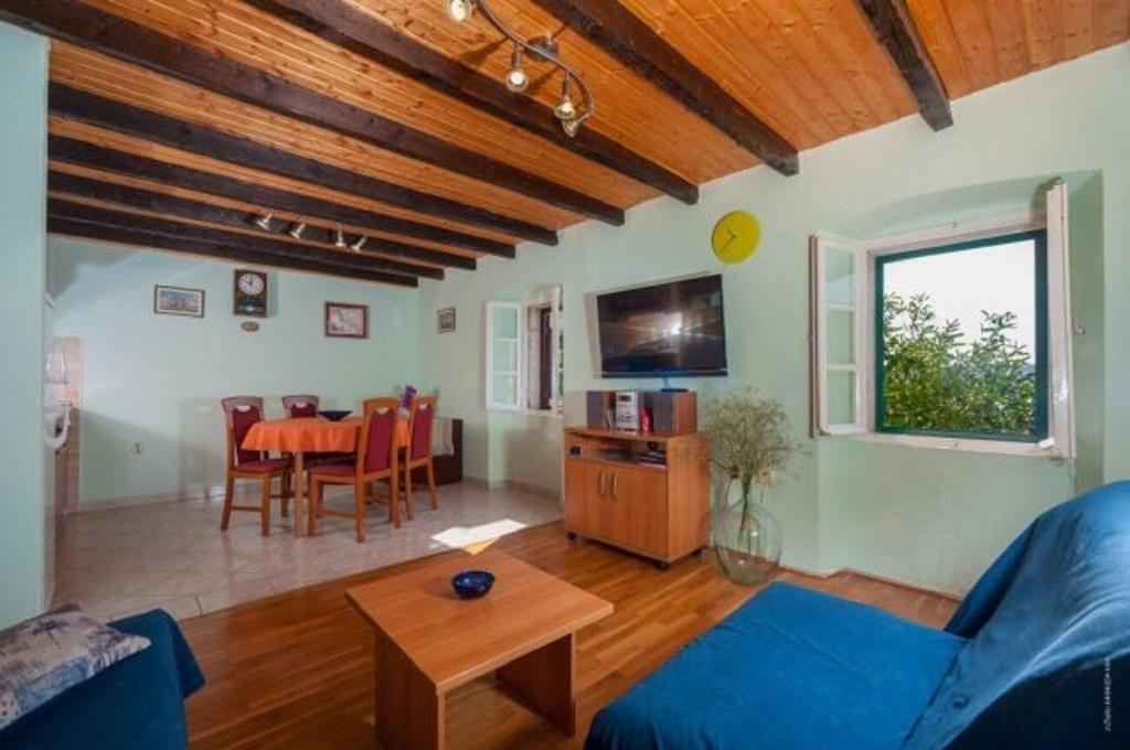 Televízia a/alebo spoločenská miestnosť v ubytovaní Apartment Meri