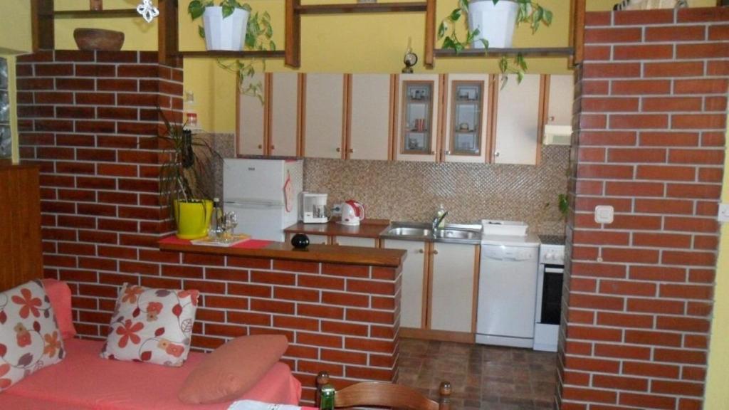 Kuchyňa alebo kuchynka v ubytovaní Apartment Ralje