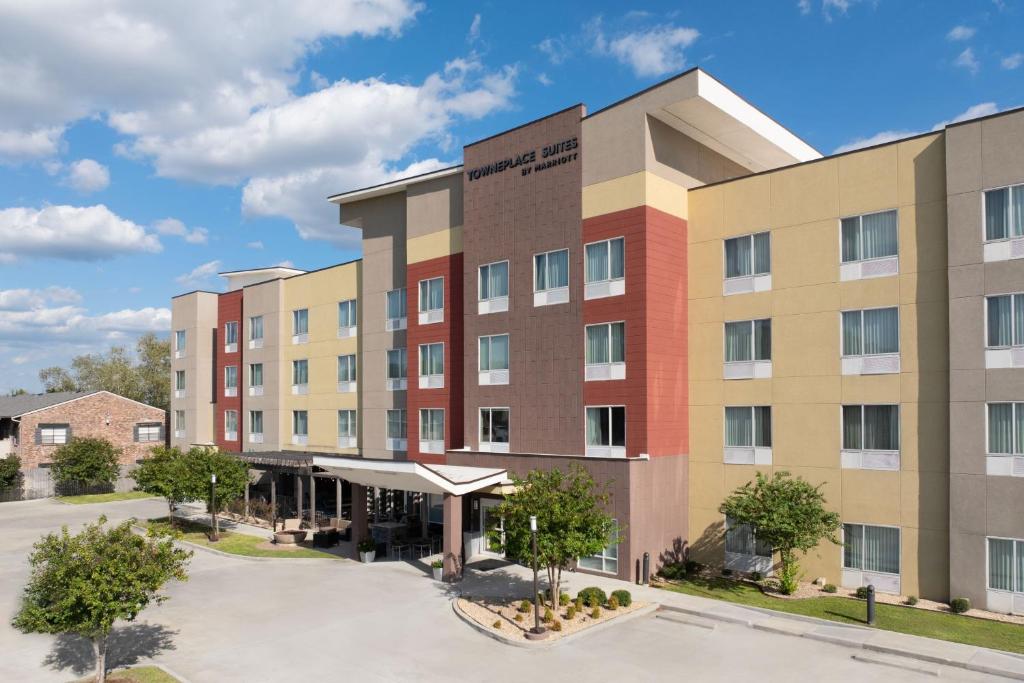 una imagen del frente de un hotel en TownePlace Suites by Marriott Lafayette South, en Lafayette