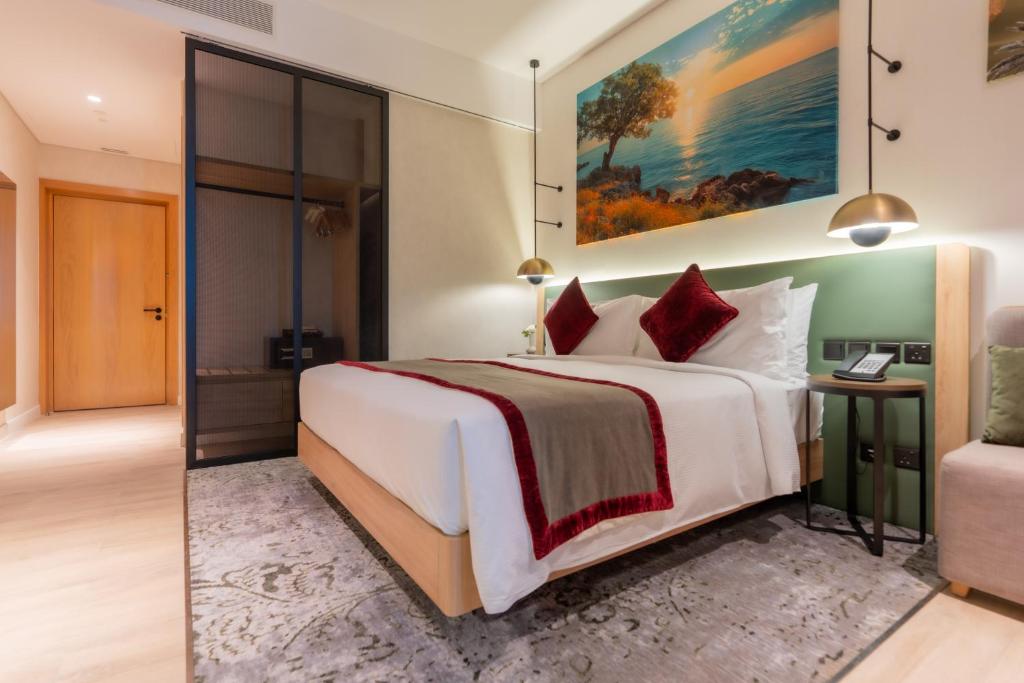 Postel nebo postele na pokoji v ubytování West Walk Retaj Hotel