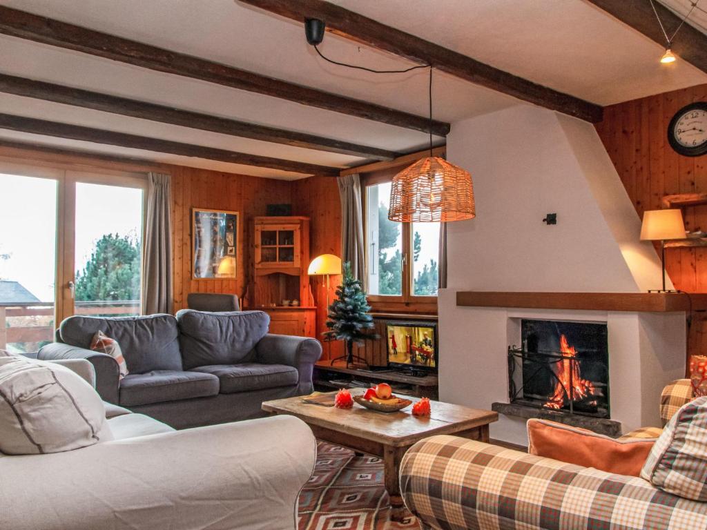 Posezení v ubytování Chalet Les Etoiles by Interhome