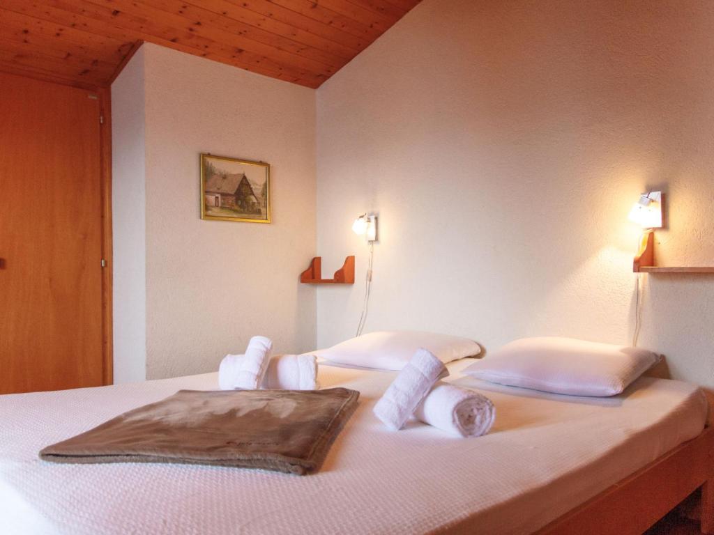 Postel nebo postele na pokoji v ubytování Chalet Les Etoiles by Interhome