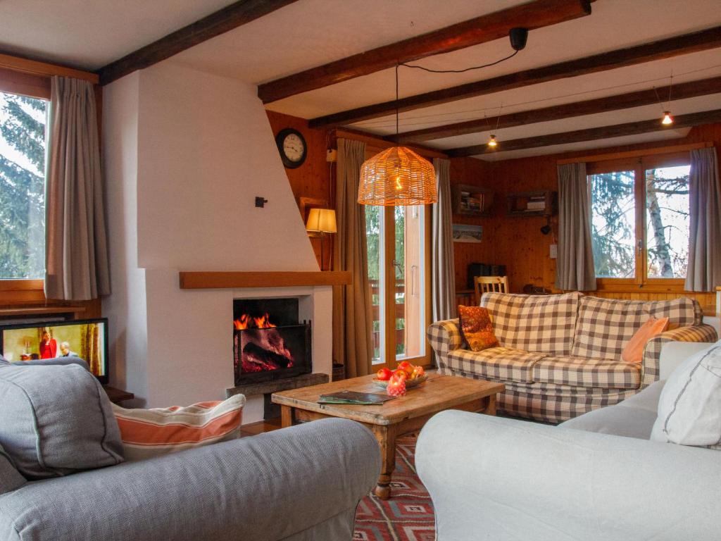 Posezení v ubytování Chalet Les Etoiles by Interhome