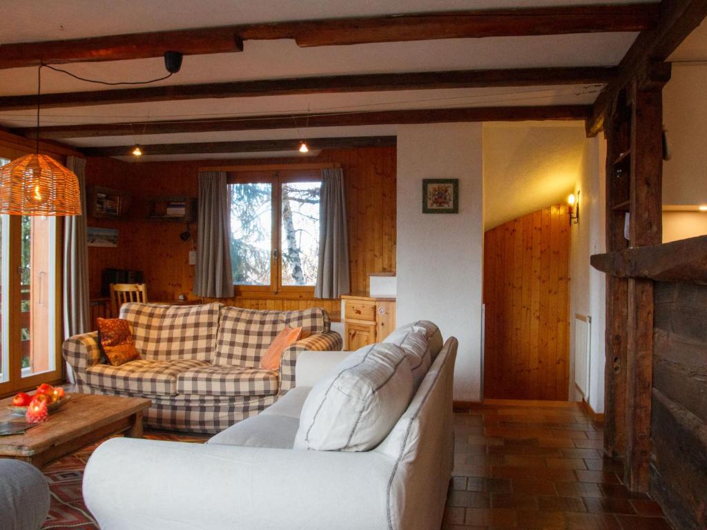 Posezení v ubytování Chalet Les Etoiles by Interhome