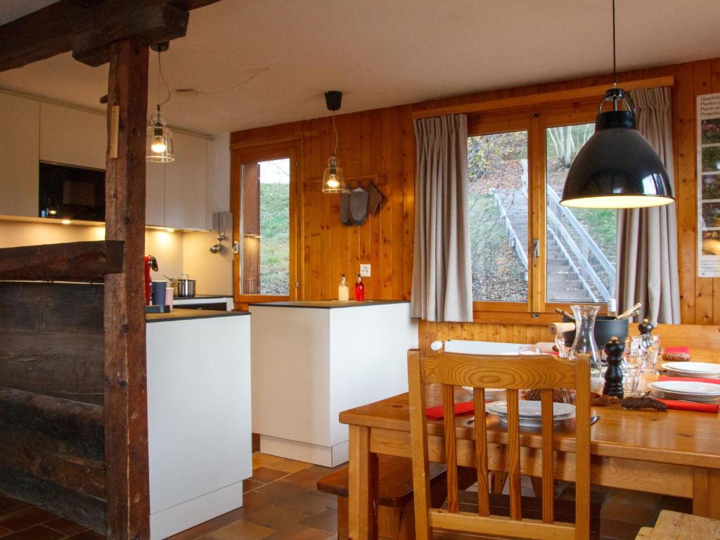 Kuchyň nebo kuchyňský kout v ubytování Chalet Les Etoiles by Interhome