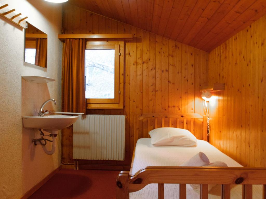 Postel nebo postele na pokoji v ubytování Chalet Les Etoiles by Interhome