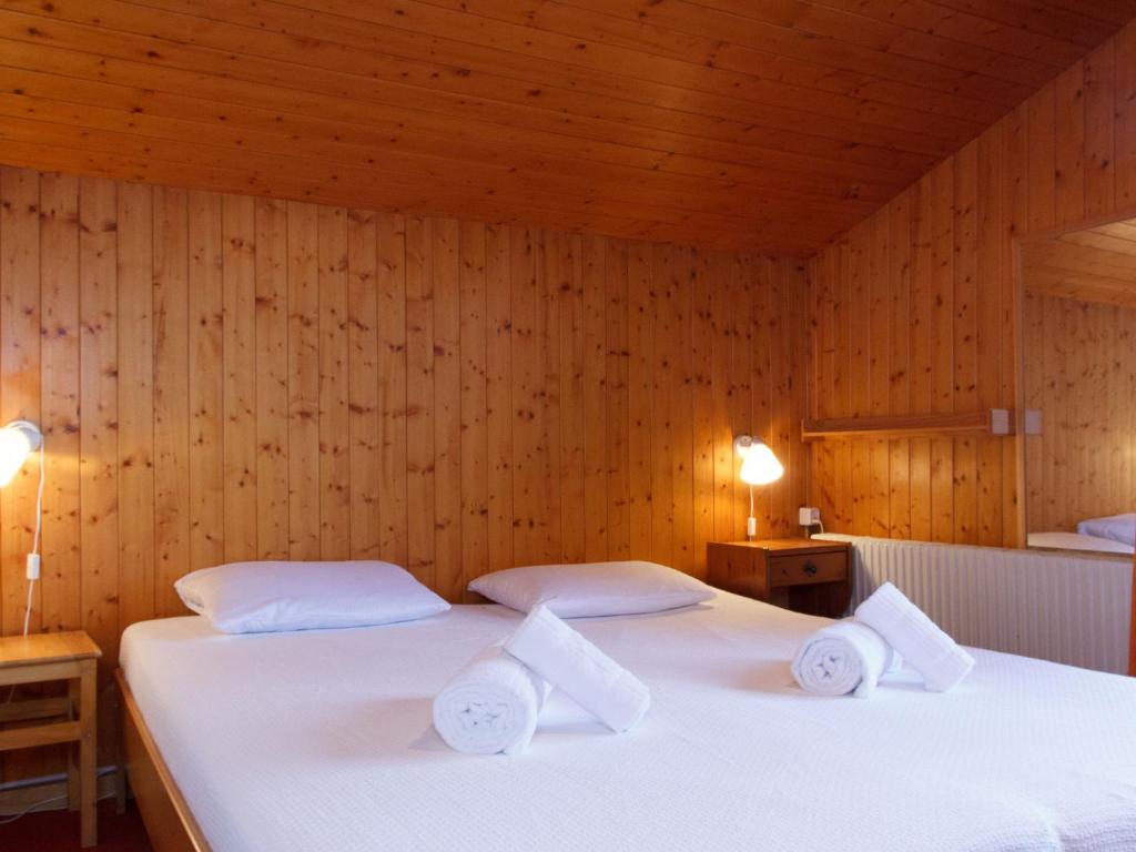 Postel nebo postele na pokoji v ubytování Chalet Les Etoiles by Interhome