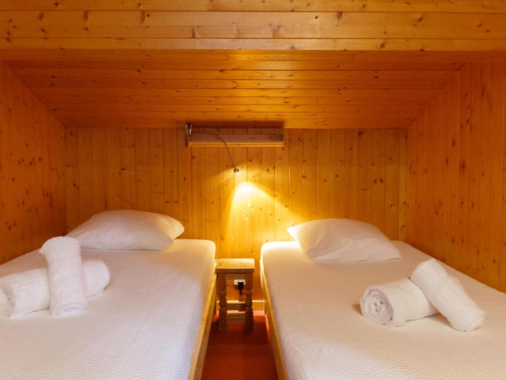 Postel nebo postele na pokoji v ubytování Chalet Les Etoiles by Interhome