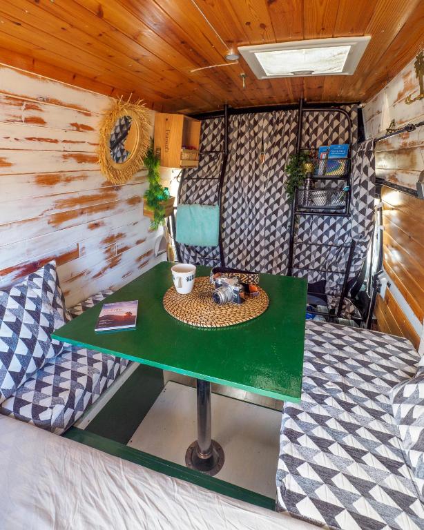 厄尔梅达诺Campervans的一间客房内配有绿桌的房间