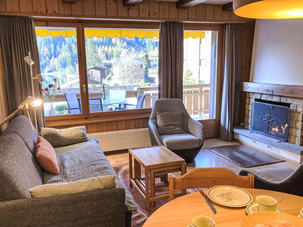 uma sala de estar com um sofá e uma lareira em Apartment Parc C013 by Interhome em Champex