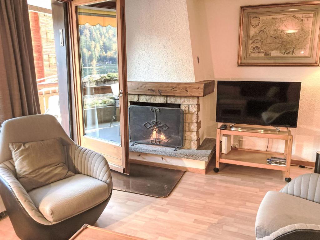 Uma televisão e/ou sistema de entretenimento em Apartment Parc C013 by Interhome