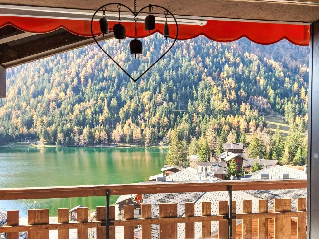 uma vista para um lago a partir de uma janela em Apartment Parc B 431 by Interhome em Champex