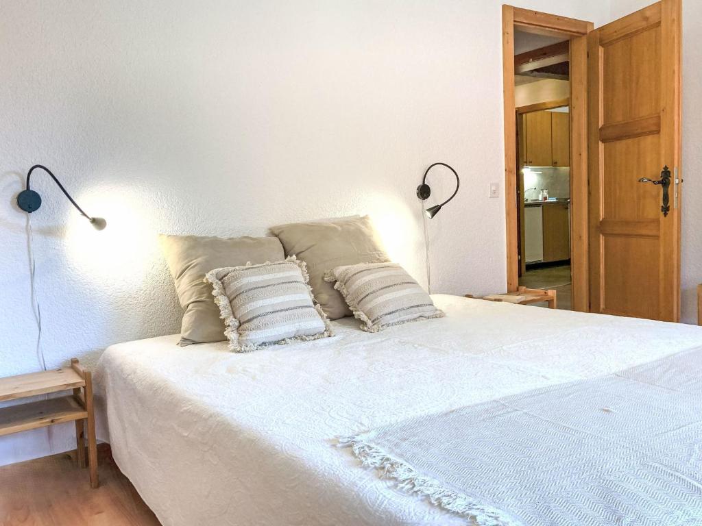 Uma cama ou camas num quarto em Apartment Parc C013 by Interhome