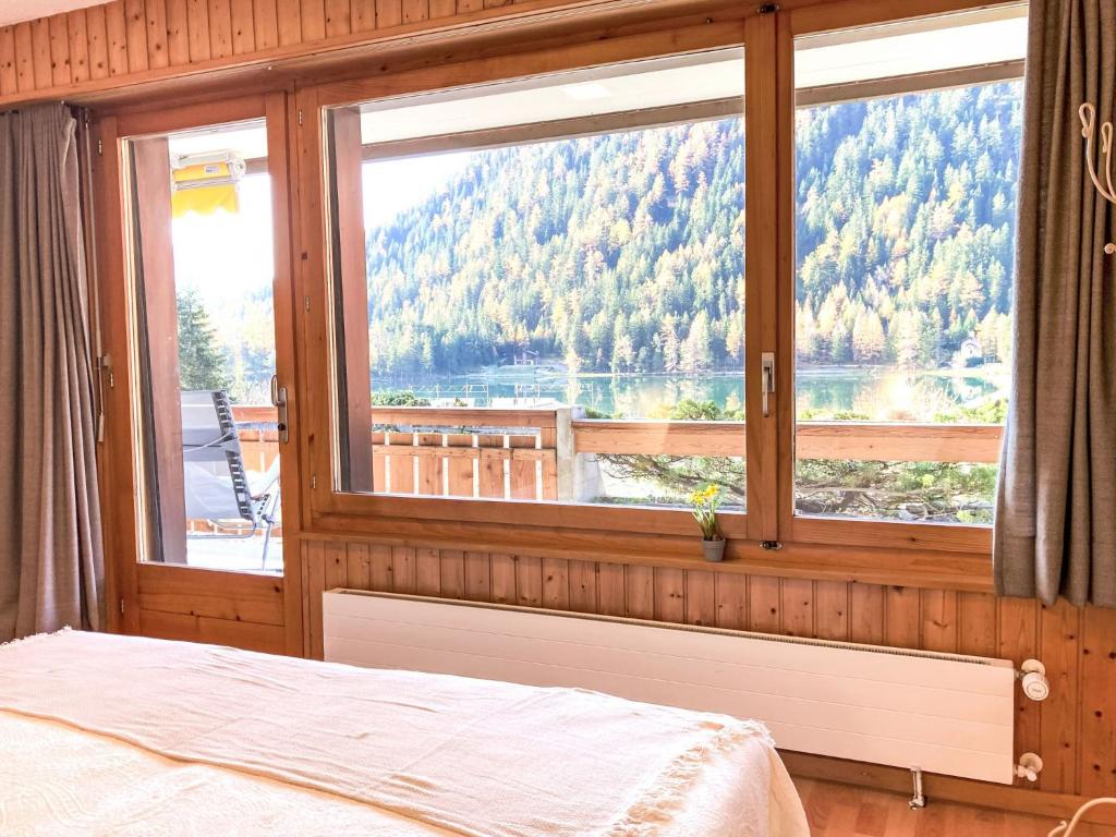 um quarto com uma janela com vista para uma montanha em Apartment Parc C013 by Interhome em Champex