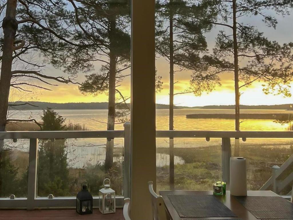 um quarto com uma grande janela com vista para um lago em Holiday Home Sjöboda sea by Interhome em Inkoo