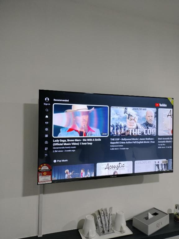 TV a/nebo společenská místnost v ubytování Rex City Hotel