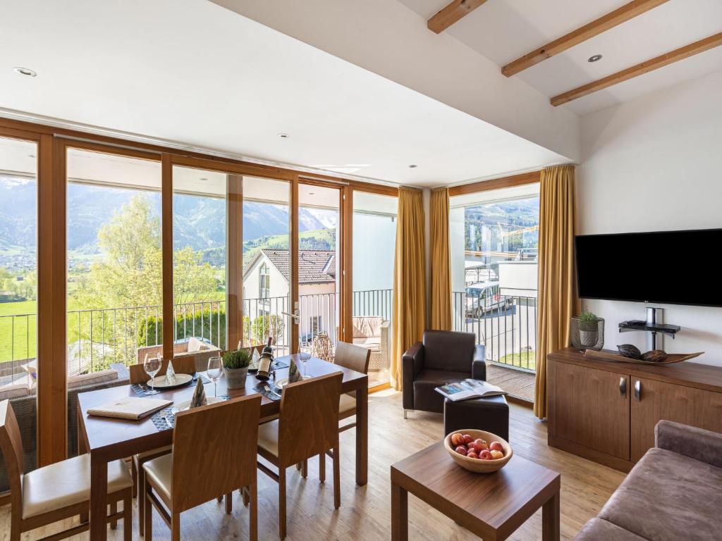 Televízia a/alebo spoločenská miestnosť v ubytovaní Apartment Emma-5 by Interhome