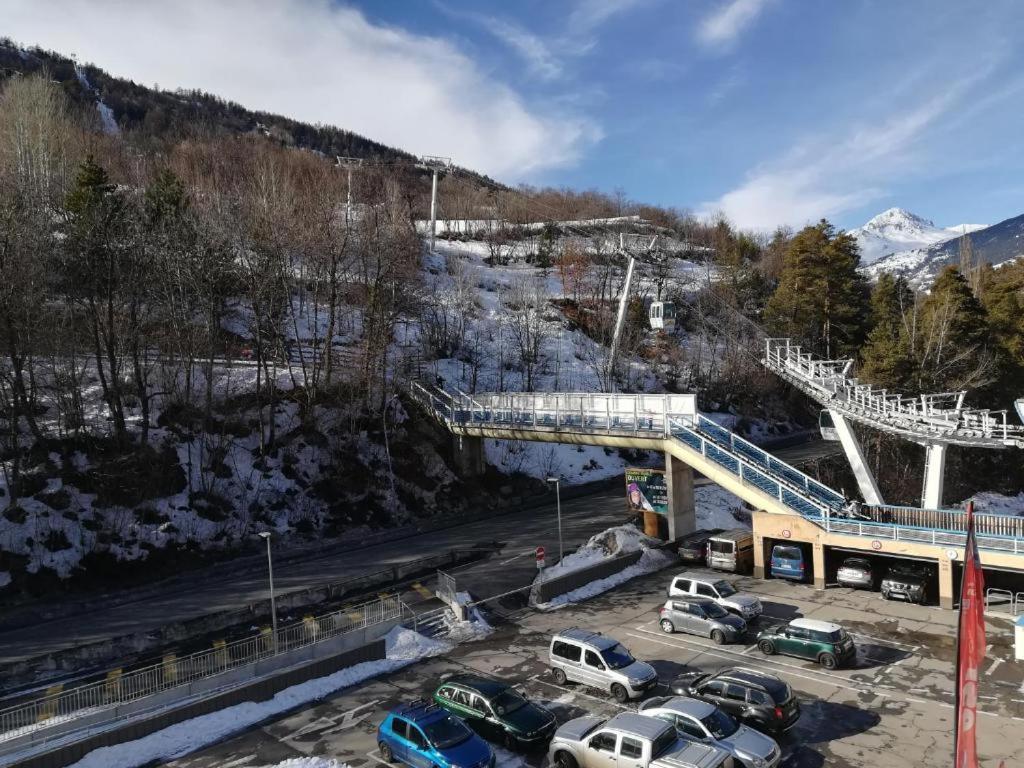 - un parking avec des voitures garées sous un pont dans l'établissement Signal du Prorel Briançon Serre Chevalier 