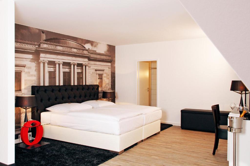 Postel nebo postele na pokoji v ubytování Hotel im Haus zur Hanse