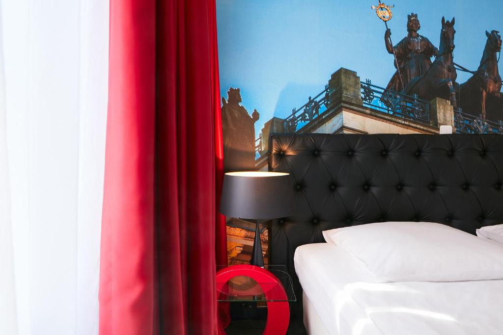 Postel nebo postele na pokoji v ubytování Hotel im Haus zur Hanse