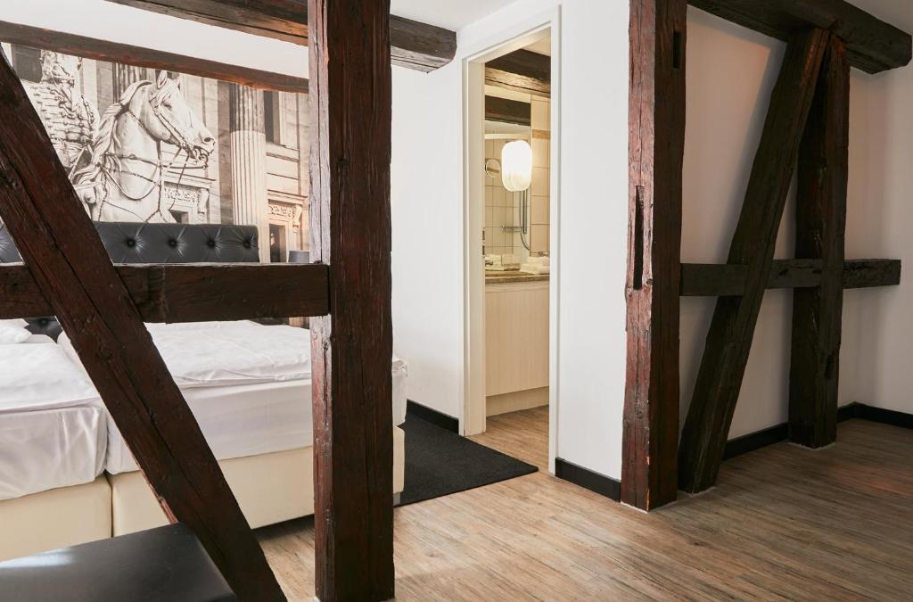 Postel nebo postele na pokoji v ubytování Hotel im Haus zur Hanse