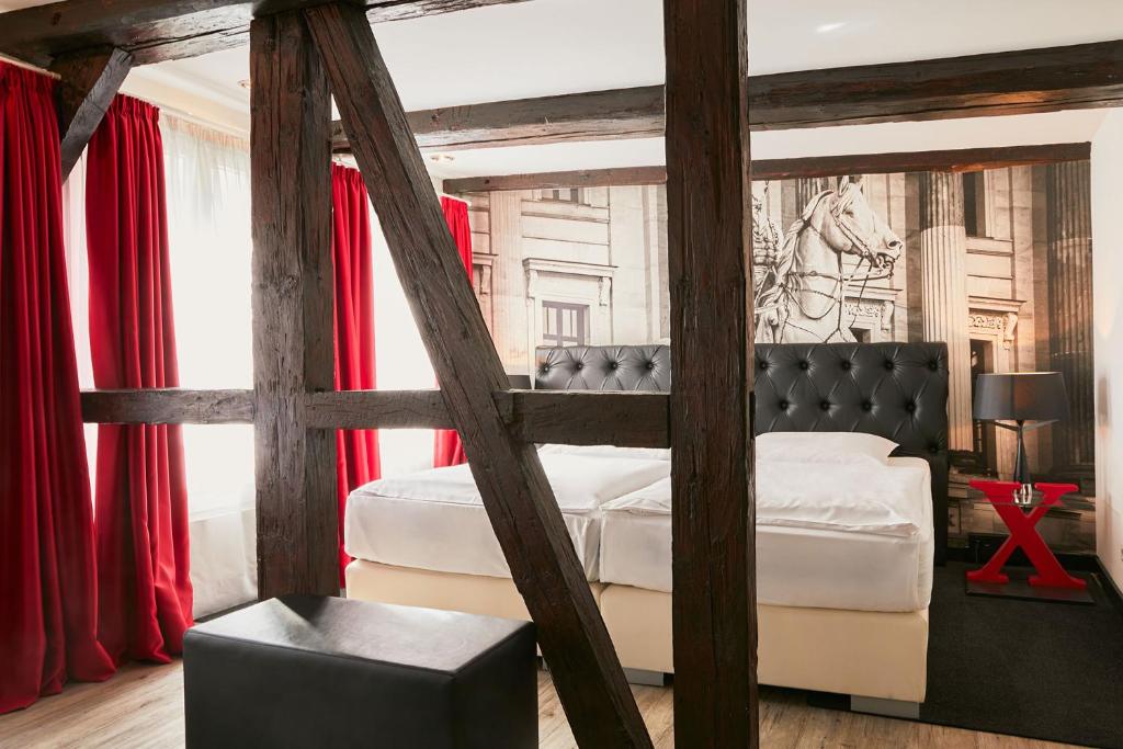 Postel nebo postele na pokoji v ubytování Hotel im Haus zur Hanse