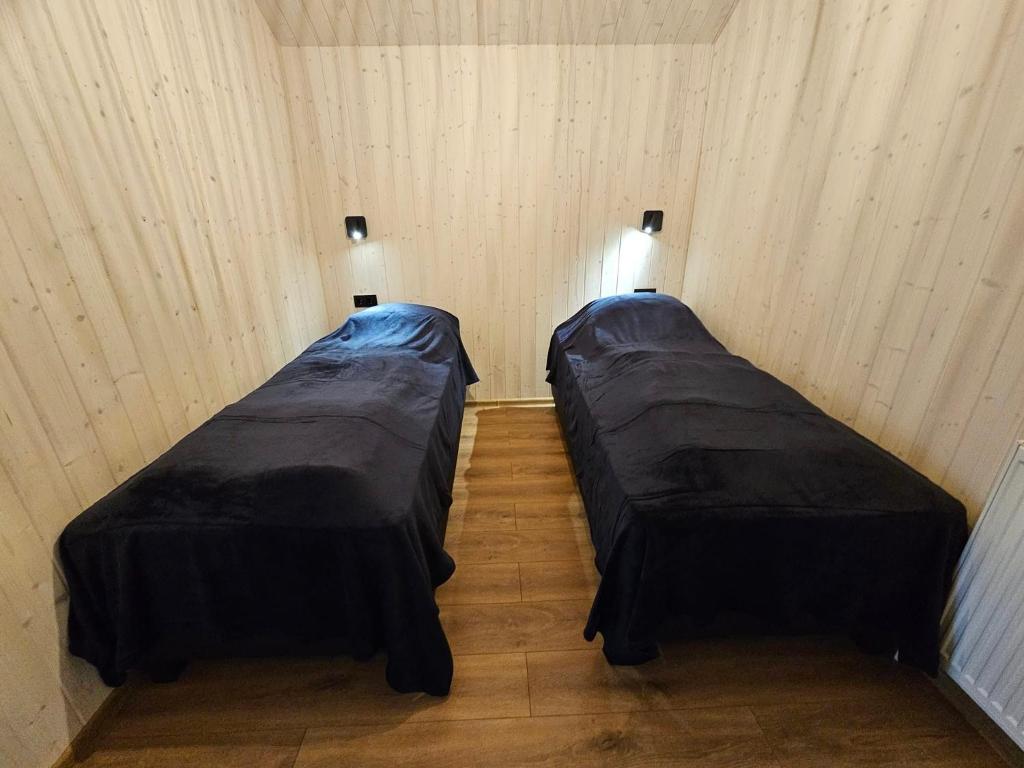 2 Betten in einem kleinen Zimmer mit in der Unterkunft Úthlíd Cottages in Úthlid