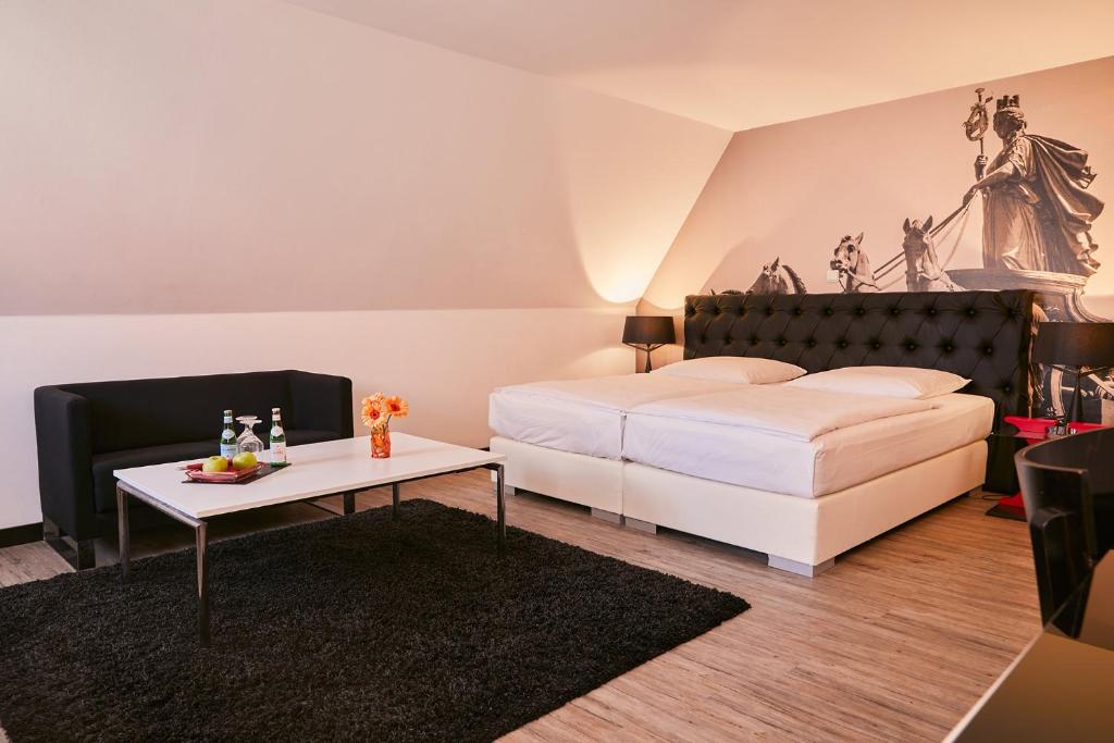 Postel nebo postele na pokoji v ubytování Hotel im Haus zur Hanse