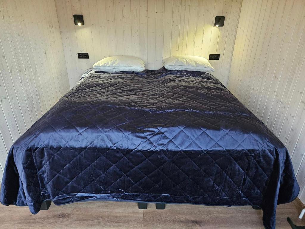 Ein Bett oder Betten in einem Zimmer der Unterkunft Úthlíd Cottages