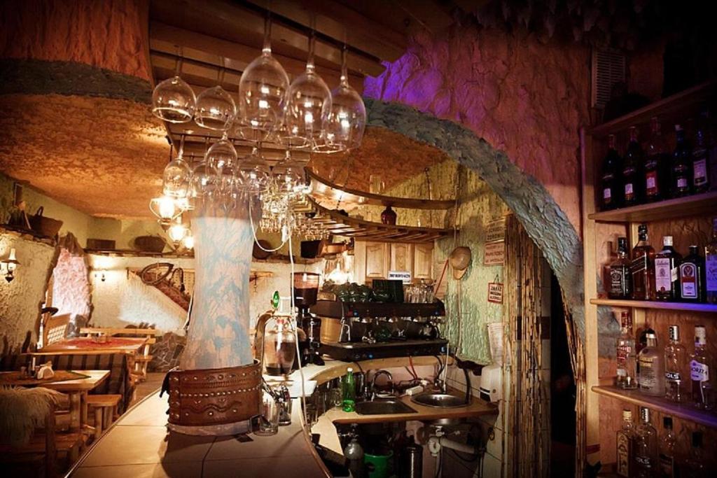 Lounge alebo bar v ubytovaní Glamping Gliczarów Klapnioki