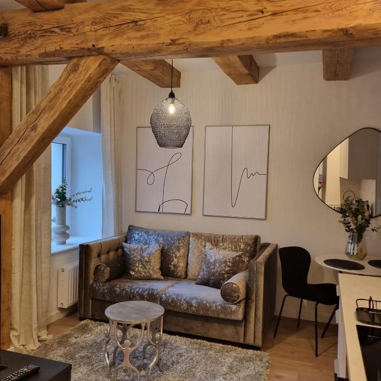 una sala de estar con un sofá y una mesa en Apartament Centrum 4, en Leszno