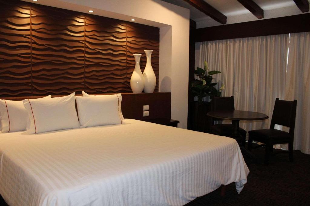 Postel nebo postele na pokoji v ubytování Radisson Hotel Tapatio Guadalajara Aeropuerto
