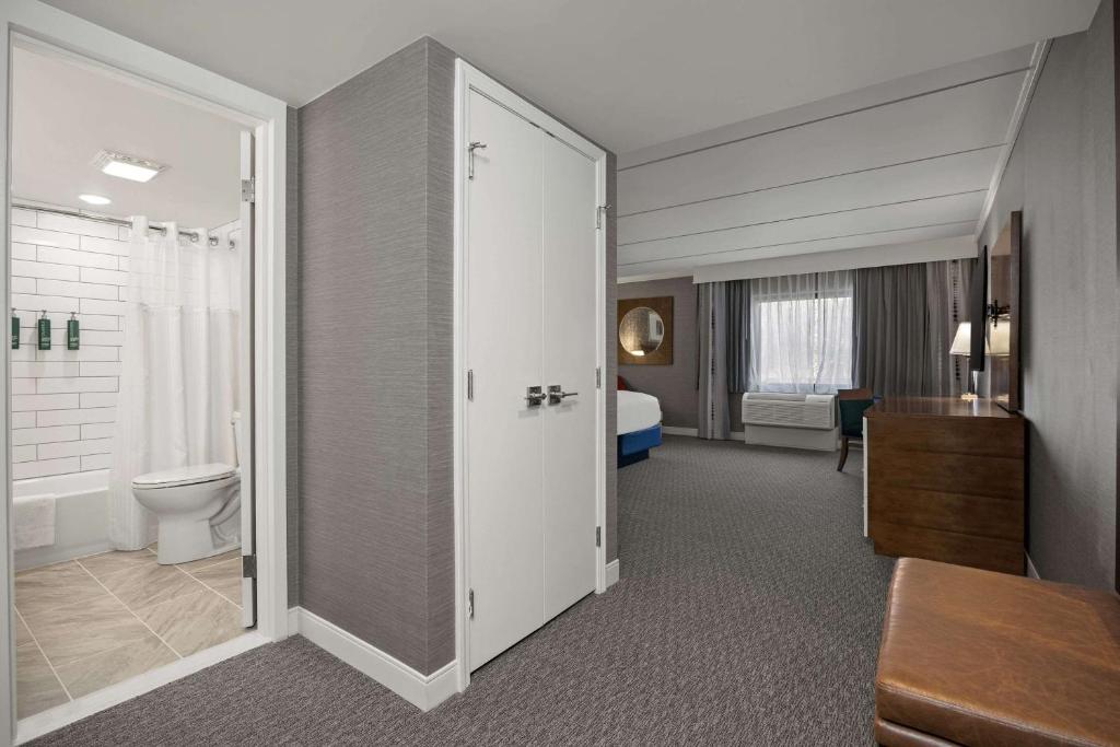 Postel nebo postele na pokoji v ubytování Radisson Hotel Corning