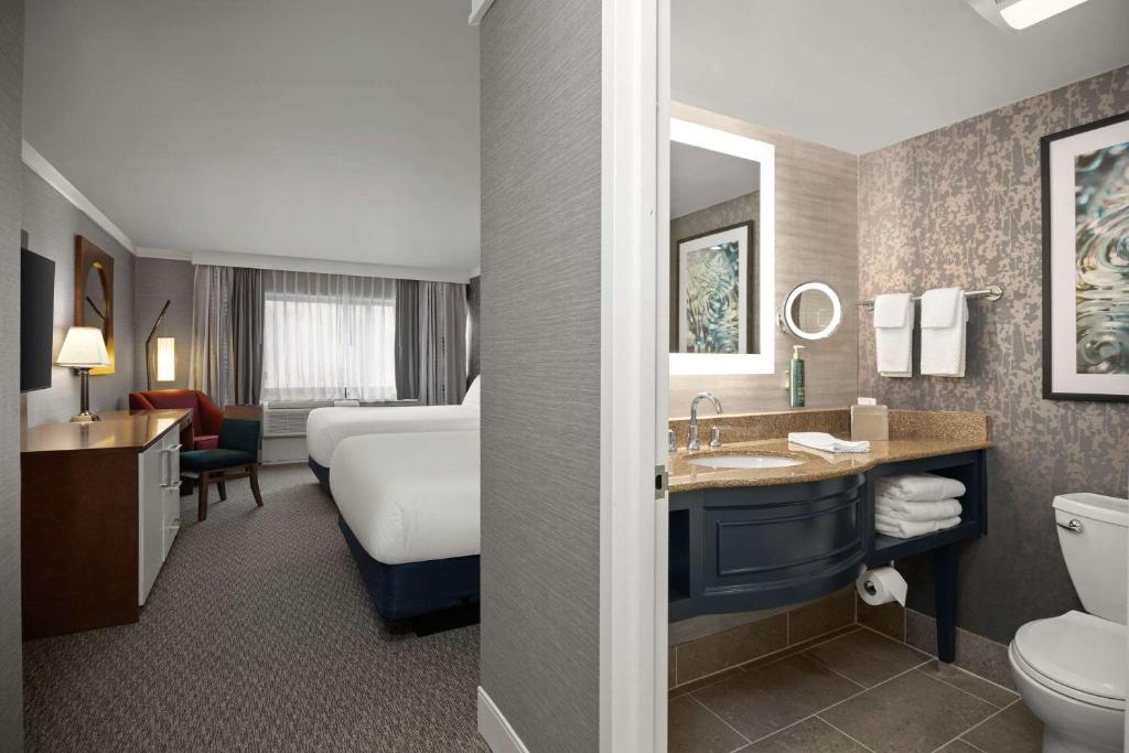 Postel nebo postele na pokoji v ubytování Radisson Hotel Corning