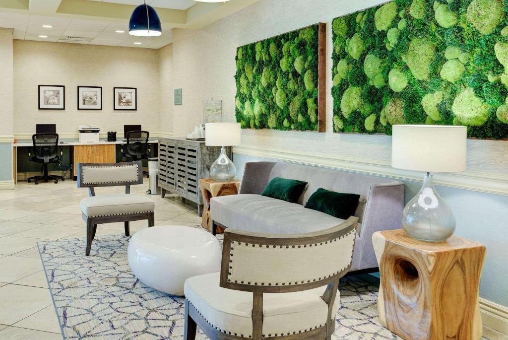 Posezení v ubytování Radisson Hotel Freehold