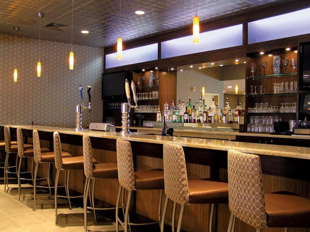 Lounge nebo bar v ubytování Radisson Hotel Freehold