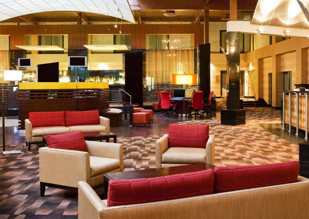 Posezení v ubytování Radisson Hotel Hauppauge-Long Island
