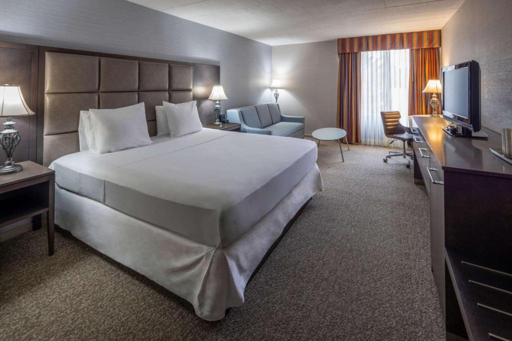 Postel nebo postele na pokoji v ubytování Radisson Hotel Hauppauge-Long Island