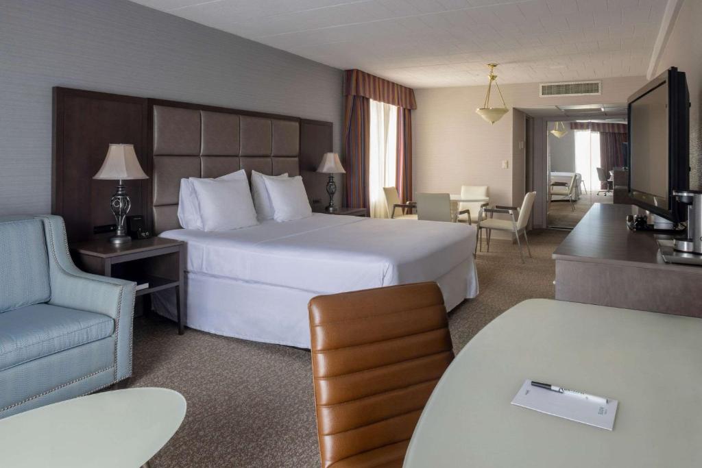 Postel nebo postele na pokoji v ubytování Radisson Hotel Hauppauge-Long Island