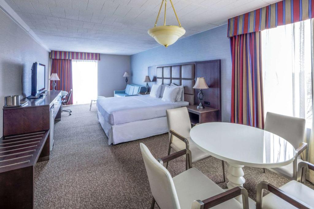 Postel nebo postele na pokoji v ubytování Radisson Hotel Hauppauge-Long Island