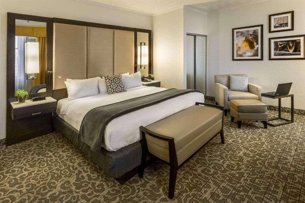 Postel nebo postele na pokoji v ubytování Radisson Lackawanna Station Hotel Scranton