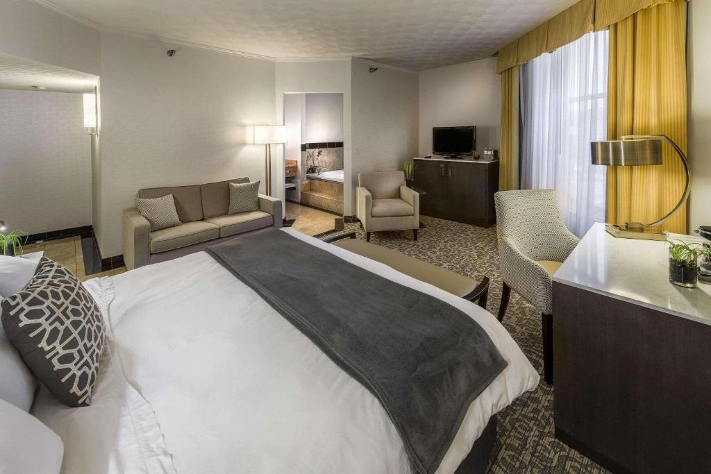 Postel nebo postele na pokoji v ubytování Radisson Lackawanna Station Hotel Scranton