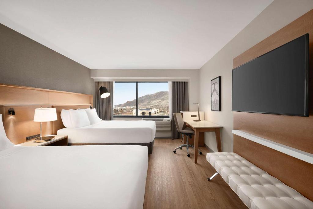 Postel nebo postele na pokoji v ubytování Radisson Hotel Salt Lake City Downtown