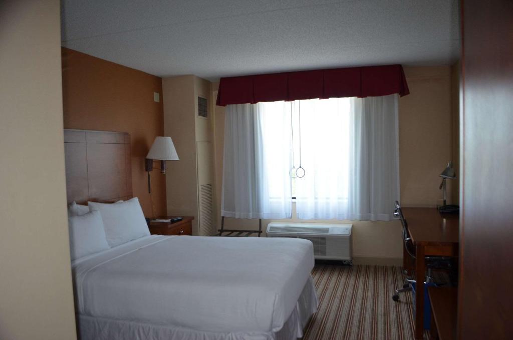 Postel nebo postele na pokoji v ubytování Radisson Hotel Detroit Metro Airport