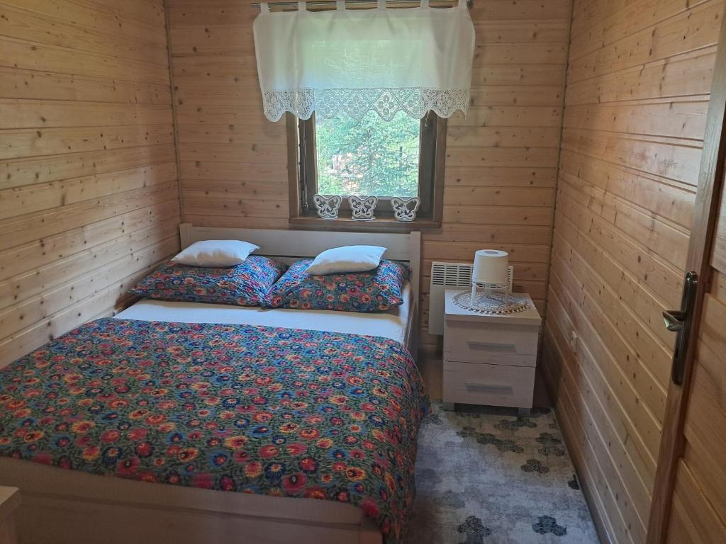 Posteľ alebo postele v izbe v ubytovaní Drewniany Domek Daria i Tomek 2 domki na 8 osób