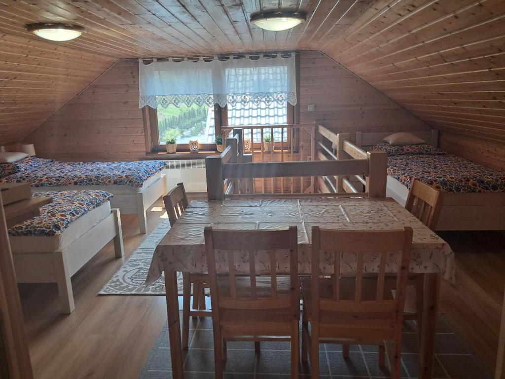 Kuchyňa alebo kuchynka v ubytovaní Drewniany Domek Daria i Tomek 2 domki na 8 osób