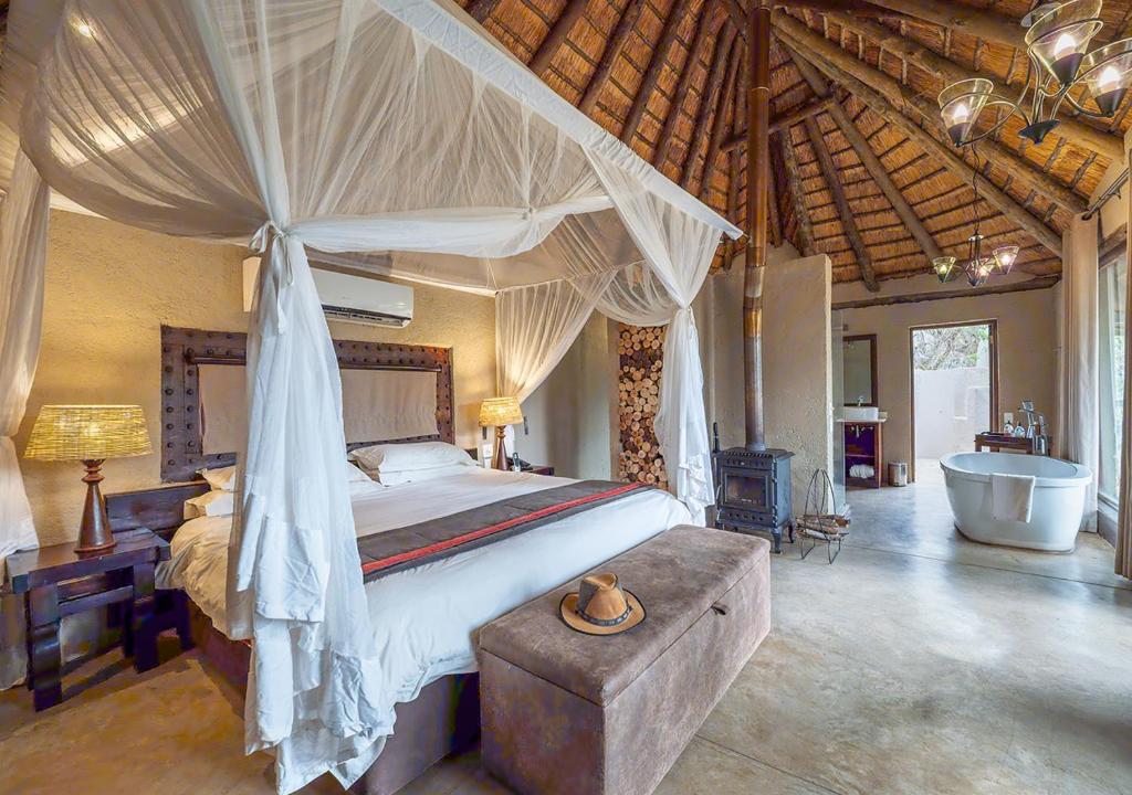 Postel nebo postele na pokoji v ubytování aha Makalali Private Game Lodge