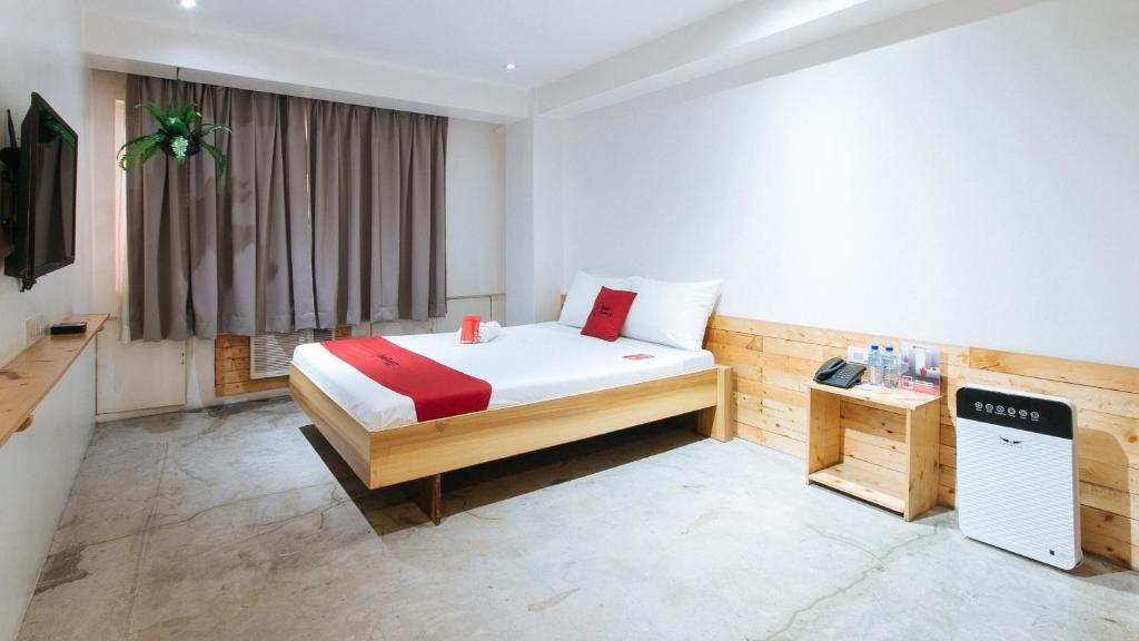 Giường trong phòng chung tại RedDoorz Plus at Boni Avenue Mandaluyong